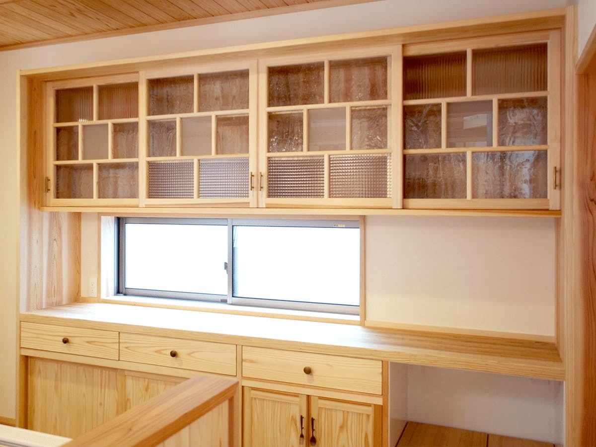 食器棚の扉に使用された人気デザインガラス3種類-1