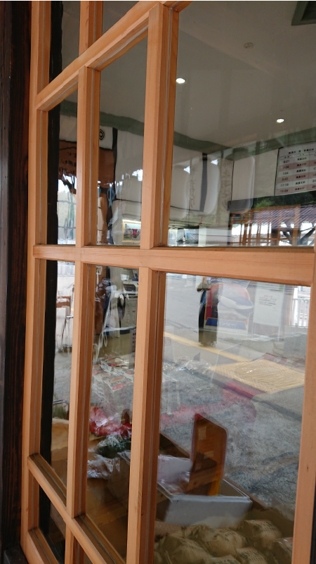 昭和レトロガラス - 駅舎の窓の歪みガラスの施工事例 (デザインガラス) -3